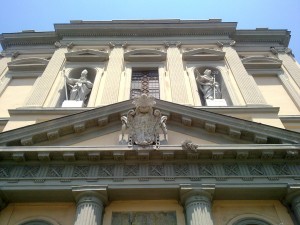 portale della chiesa con enorme stemma borbonico