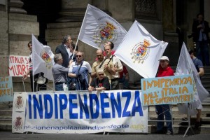 Renzi a Napoli: proteste antagonisti precari e neoborbonici